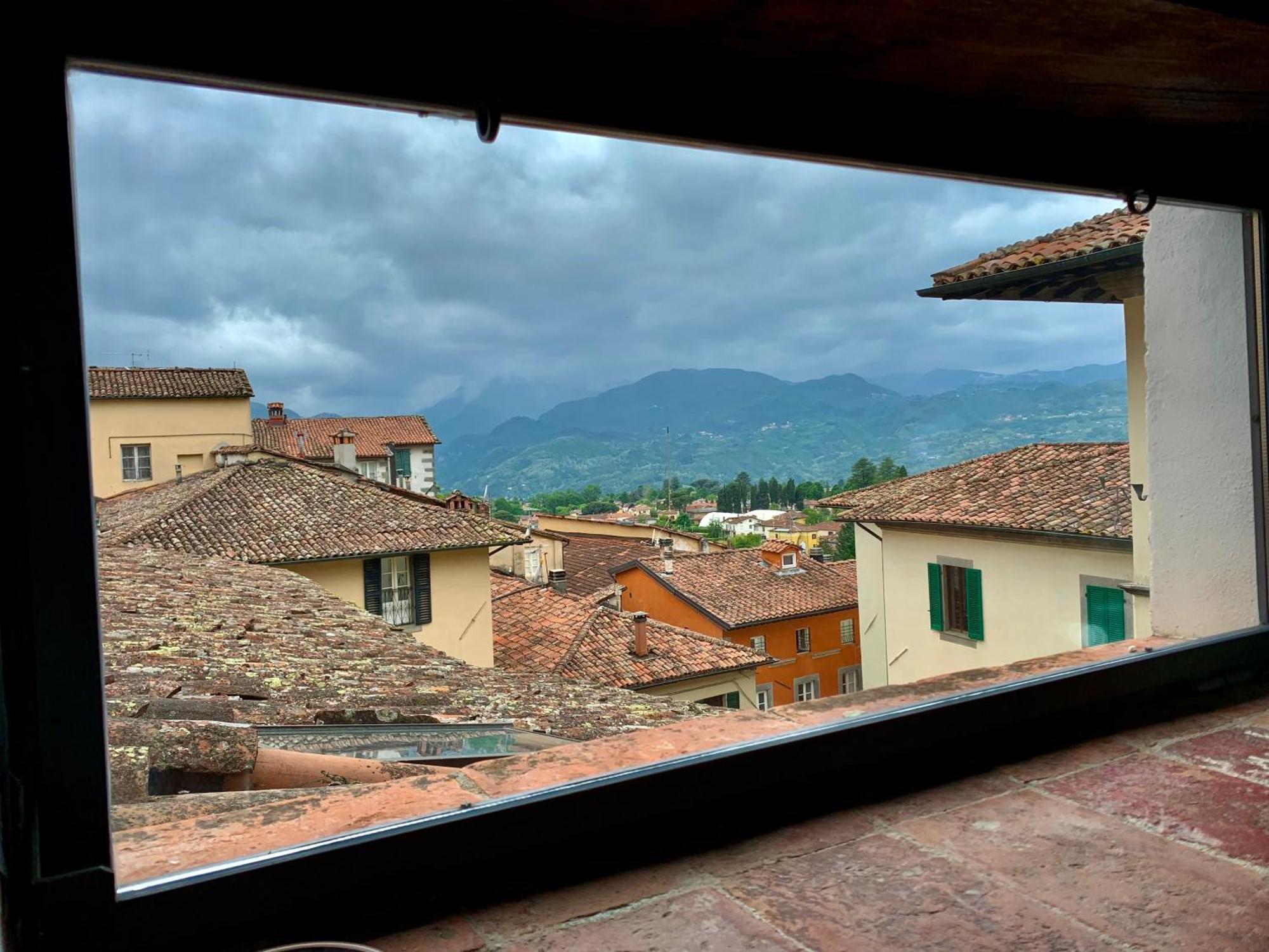 Una Terrazza Nel Centro Storico Villa Barga Bagian luar foto