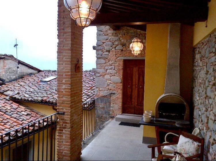 Una Terrazza Nel Centro Storico Villa Barga Bagian luar foto